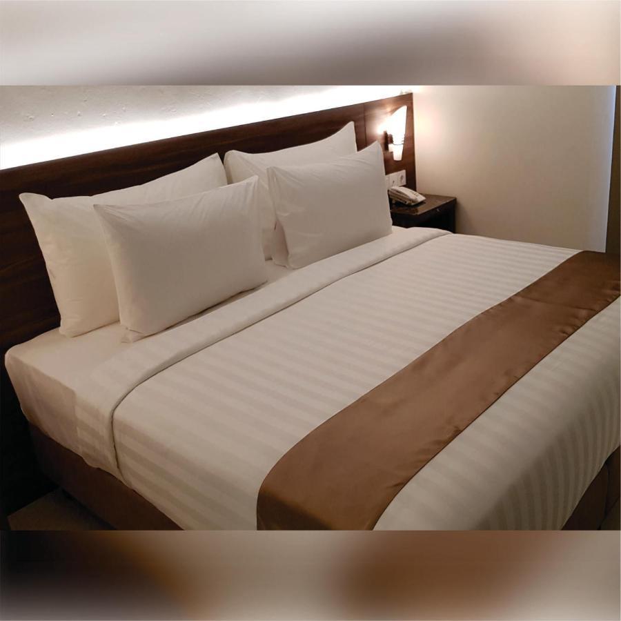 Aimas Hotel And Convention Centre Sorong Esterno foto