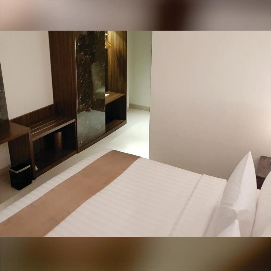 Aimas Hotel And Convention Centre Sorong Esterno foto